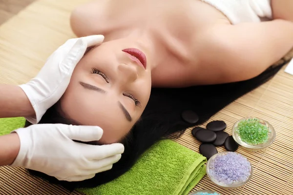Spa. Giovane bella donna godendo procedura di massaggio facciale . — Foto Stock