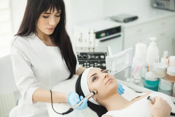 Doctor with Ultrasonic scraber. Doing procedure of ultrasonic cl — Stock Photo, Image