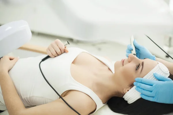 Cuidado del cuerpo. Mujer recibiendo análisis de la piel de la cara. Cosmetología — Foto de Stock