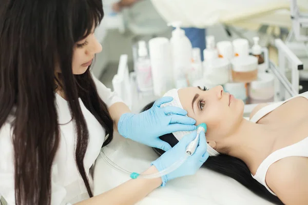 Cuidado com o corpo. Mulher a receber análise facial da pele. Cosmetologia — Fotografia de Stock