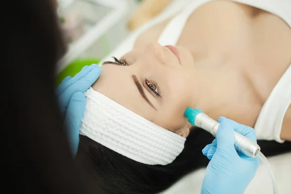 Cosmetología. Limpieza ultrasónica de la cara, pelado, en un salón de belleza — Foto de Stock