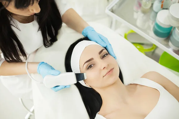 Vrouw professionele borstel peeling in de cosmetologie van ontvangen — Stockfoto