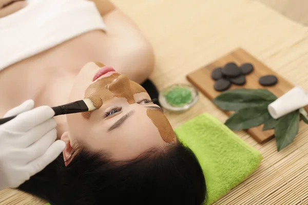 Kozmetikai eljárások skin care koncepciót. Fiatal nő alkalmazása arc — Stock Fotó