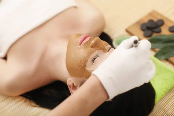 Spa Mask. Kvinna i spasalong. Ansiktsmask. Ansiktsmask med lera. — Stockfoto