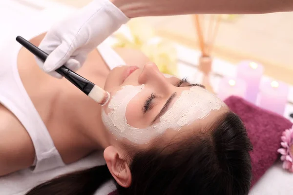 Terapia de spa para mulher jovem com máscara facial no salão de beleza  - — Fotografia de Stock