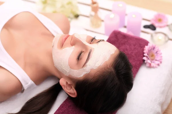 Terapia de spa para mulher jovem com máscara facial no salão de beleza  - — Fotografia de Stock