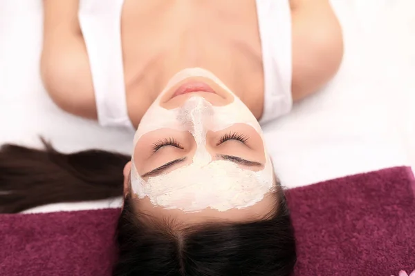Terapia de spa para mulher jovem com máscara facial no salão de beleza  - — Fotografia de Stock