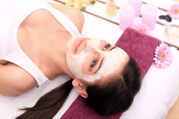 Спа-терапия для молодой женщины в маске для лица в салоне красоты  - — стоковое фото