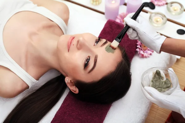 Gezonde, jonge en mooie vrouw in spa salon. Traditionele ori — Stockfoto