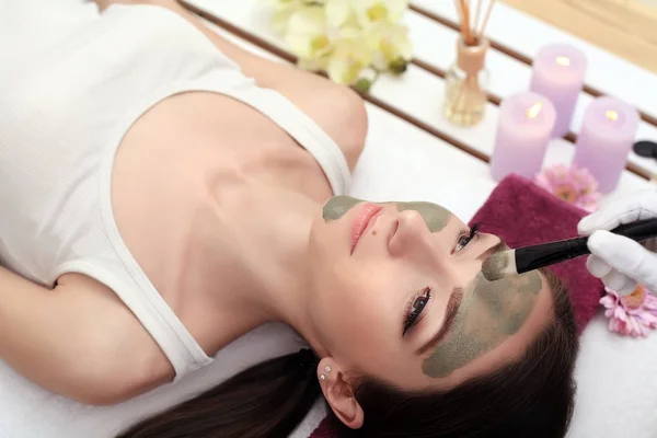 Terapia sanatoryjna dla młoda kobieta o twarzy maski w salonie kosmetycznym - — Zdjęcie stockowe