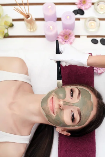 Terapia de spa para mujeres jóvenes que tienen máscara facial en el salón de belleza  - — Foto de Stock