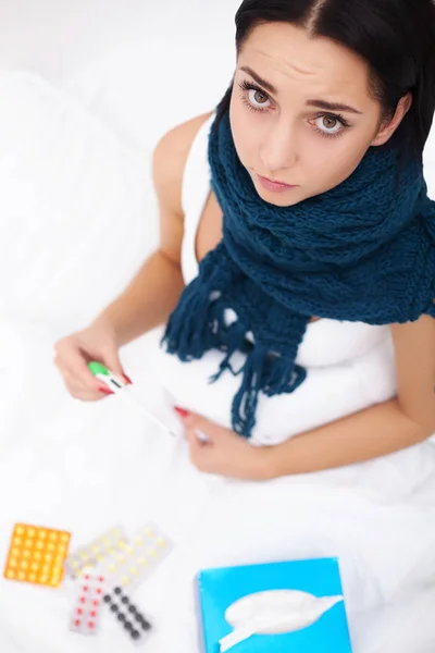 Nemocná žena. Chřipka. Dívka s studenou ležící pod deku hospodářství — Stock fotografie
