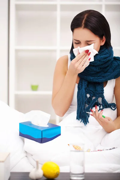 Mulher doente. Gripe. Mulher apanhada de frio. Espirros no tecido — Fotografia de Stock