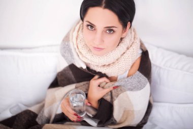 termometre ile hasta bir kadın. grip. kadın soğuk yakalandı