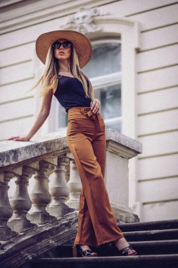 Gürültü. Vintage tarzı. El hareketi güzel serin kız portresi 