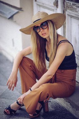 Gürültü. Vintage tarzı. Beyaz şapka ayakta eski şık kadın