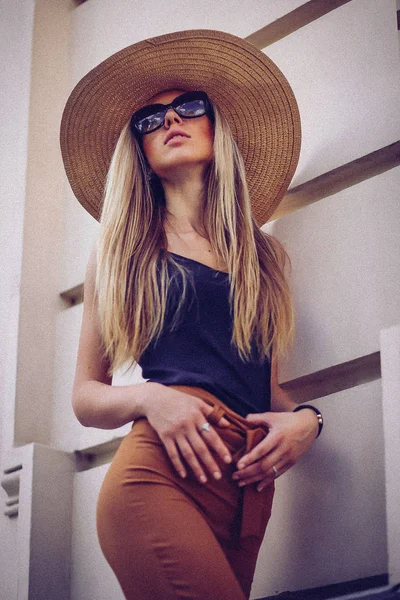 소음입니다. 빈티지 스타일입니다. 아름 다운 우아한 여자 모자 야외. Fa — 스톡 사진