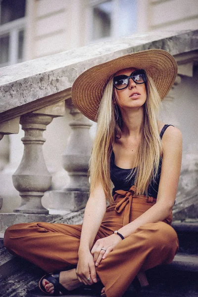 소음입니다. 빈티지 스타일입니다. 아름 다운 우아한 여자 모자 야외. Fa — 스톡 사진