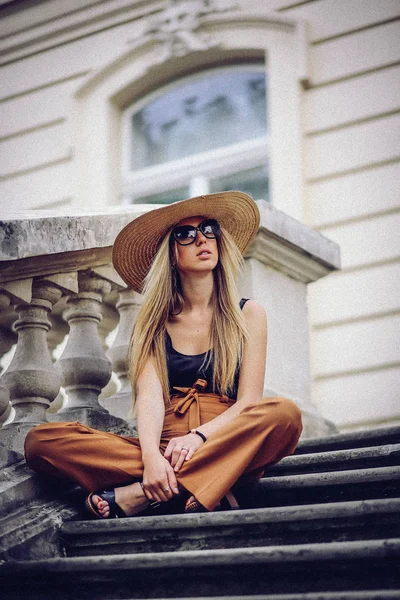 Ruído. Estilo Vintage. Mulher elegante em chapéu branco em pé no velho — Fotografia de Stock