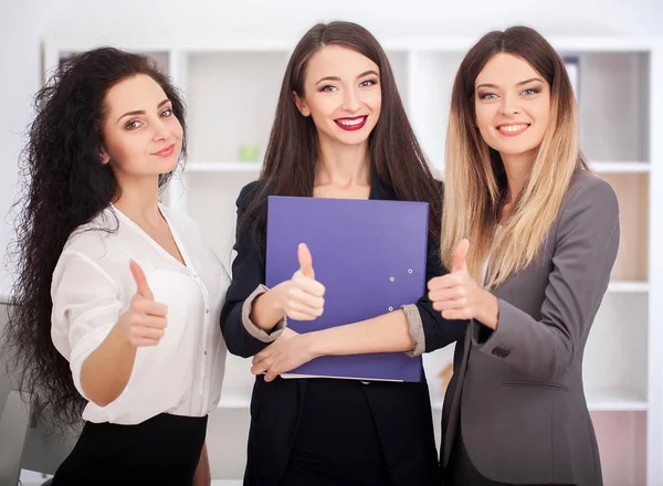 Een groep van succesvolle zakenlui. Bespreking van de belangrijke c — Stockfoto