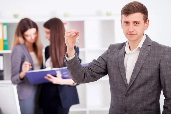 Fastighetsmäklare som presenterar ett kontrakt för hus investeringar till — Stockfoto