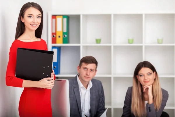 Een groep van succesvolle zakenlui. Bespreking van de belangrijke c — Stockfoto