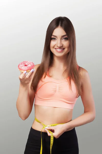 Ernährung. Taillenband messen. ein junges schönes Mädchen macht Maß — Stockfoto