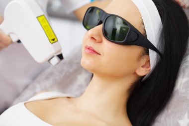 Kozmetik. Ultrasonik yüz Temizleme, peeling, bir güzellik salonu. Güzel kadın yüz cilt ultrason kavitasyon alma.