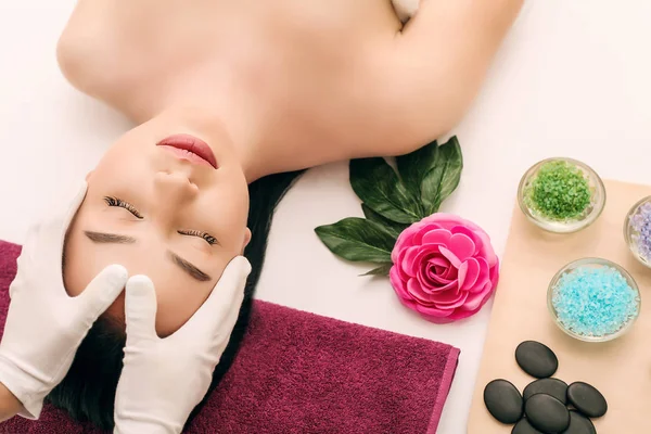 Perawatan tubuh. Spa perawatan pijat tubuh. Gadis itu santai di salon spa — Stok Foto