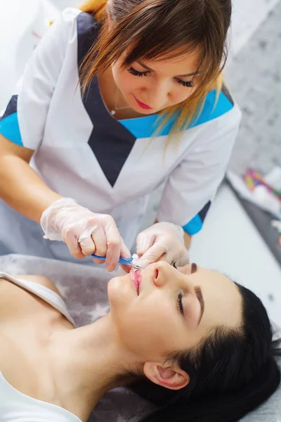 A mulher é injectada na cara. Mulher de beleza a dar injecções. Mulher jovem recebe injeções faciais de beleza no salão de cosmetologia. Enfrentar a injeção de envelhecimento. Medicina Estética, Cosmetologia — Fotografia de Stock