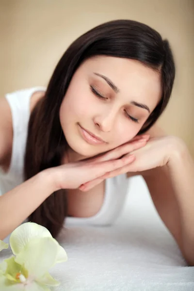 Schöne junge Frau bekommt eine Gesichtsbehandlung im Schönheitssalon. — Stockfoto