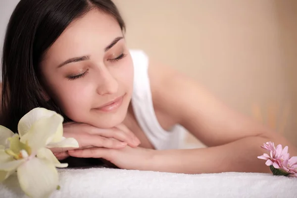 Wellness Massage. Mooie Brunette Gets spabehandeling in Salon. — Stockfoto