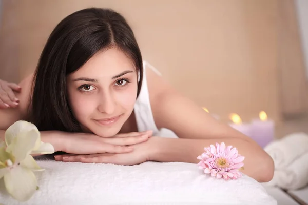 Wellnessmassage. schön brünette bekommt spa behandlung im salon. — Stockfoto