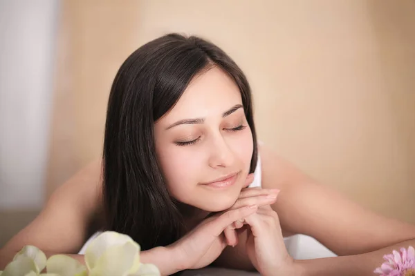 Wellnessfrau. Nahaufnahme einer schönen Frau, die sich im Wellnessbereich behandeln lässt. — Stockfoto