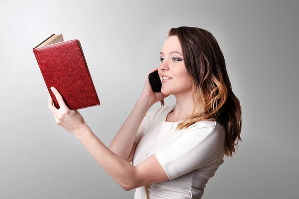 Affärskvinna ringer på smartphone på kontoret — Stockfoto