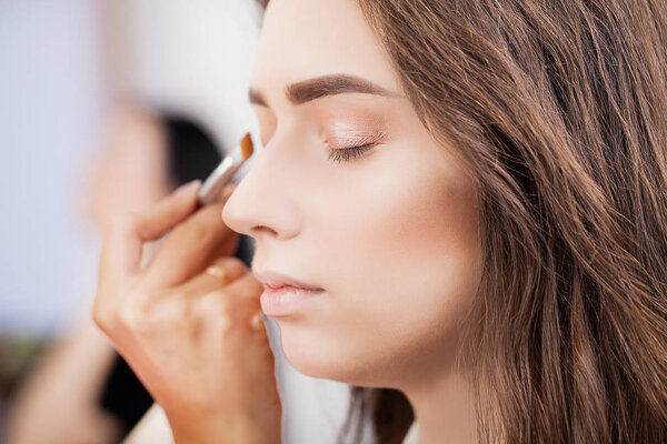 молодая, красивая девушка накрасилась в салоне красоты
