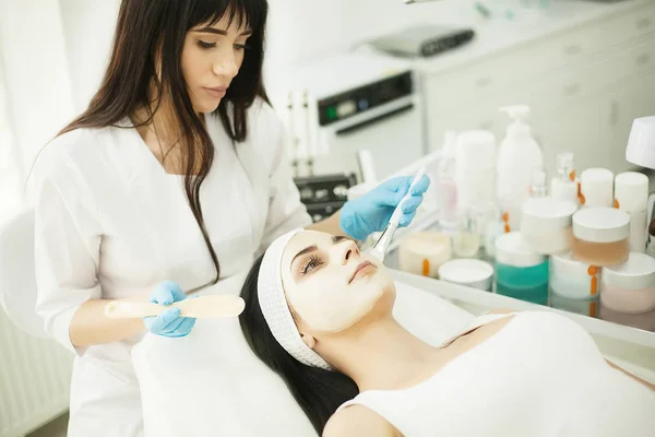 Vrouw met gezichts masker in de beauty salon — Stockfoto