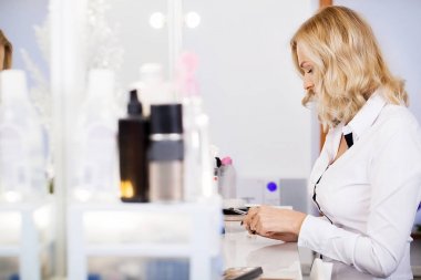 Güzellik kadını makyaj uygulamak. D_İÇ_VERİM_ORANI fonksiyonu içinde güzel kız