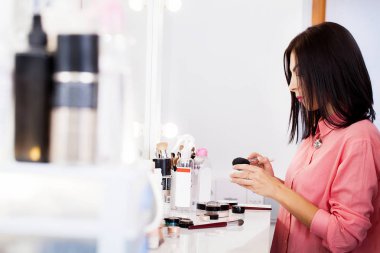 Güzellik Salonu bir güzel kız için makyaj makyaj sanatçısı yapar