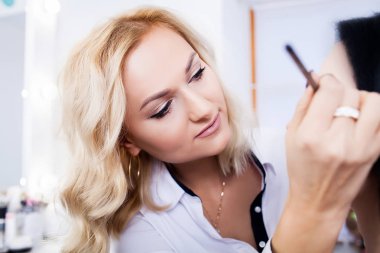 Güzellik Salonu bir güzel kız için makyaj makyaj sanatçısı yapar