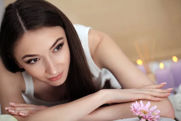 Krásná mladá žena relaxační vířivky vířivka v lázních. Atraktivn — Stock fotografie