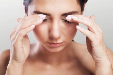 Ağrı göz alanında. Yeni, hayal kırıklığına kız. Mucizeler ciddi stres sonra baş ağrısı ve Migren. Sağlık kavramı. Güzel genç kadın.