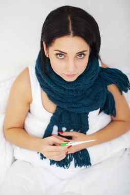 Hasta genç kadın evde kanepede, bla ile saklıyor