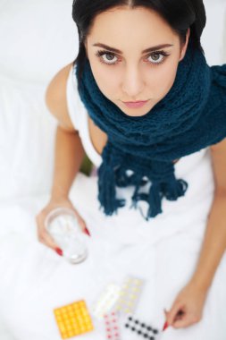 Hasta genç kadın evde kanepede, bla ile saklıyor