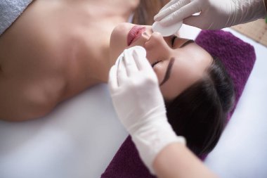 Kız Masaj terapist iş baş masajı güzel esmer kız