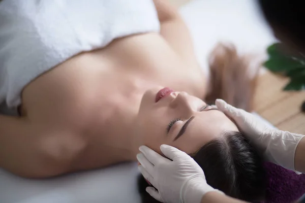 Ragazza massaggiatrice facendo massaggio alla testa bella bruna gir — Foto Stock