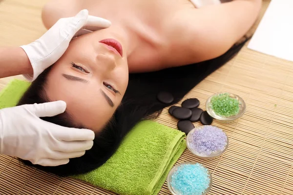Mulher tendo relaxante massagem facial . — Fotografia de Stock
