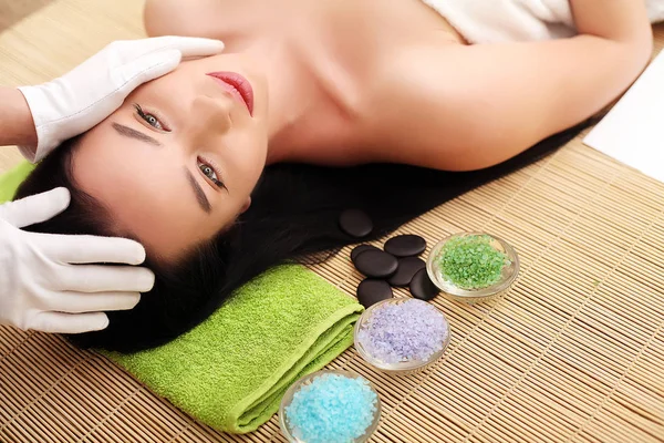 Woman having relaxing facial massage. — Stock Photo, Image