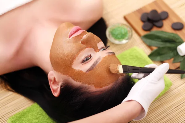 Terapia de spa para mujeres jóvenes que tienen máscara facial en el salón de belleza - en interiores — Foto de Stock