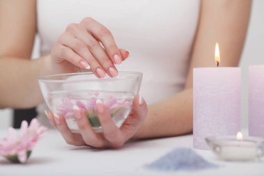 spa manikür ve eller. güzel kadın eller yukarı
